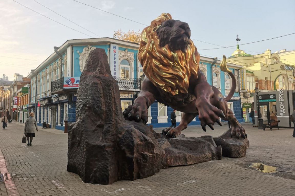 В центре Екатеринбурга появилась огромная статуя льва с золотой гривой -  «Уральский рабочий»